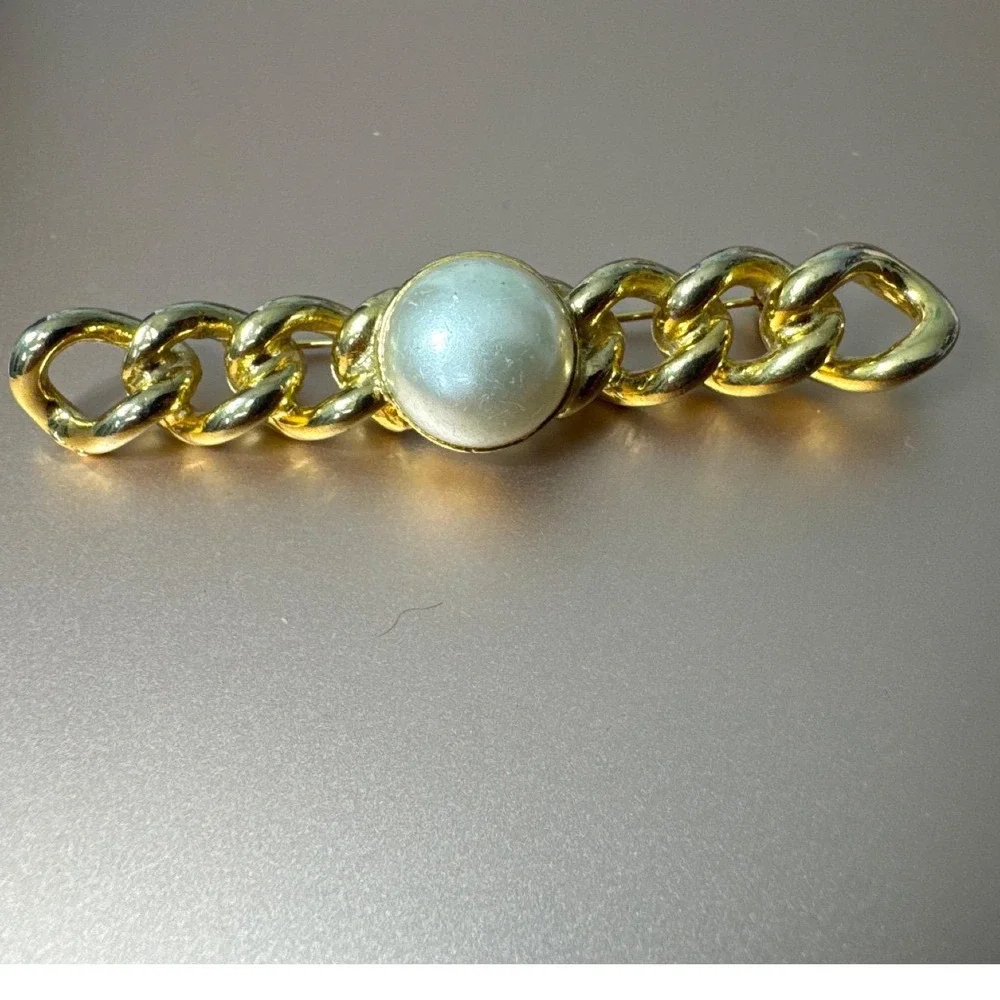 Vintage Gold Tone Chain Link Brooch Faux Pearl Center Bar Pin Classic Minimalist